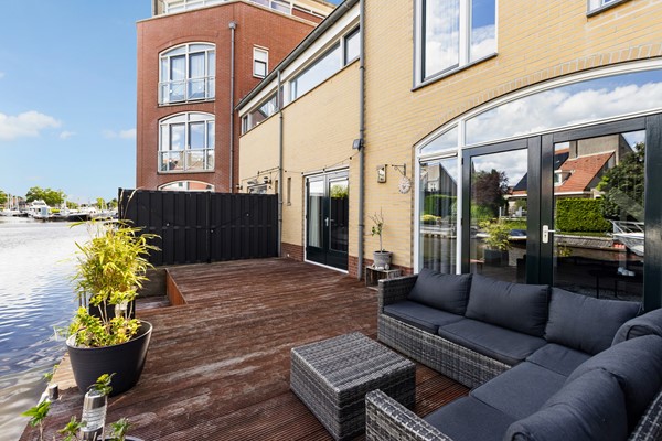 Foto - Verkocht onder voorbehoud: wonen aan het water met luxe, rust en een eigen aanlegsteiger!
